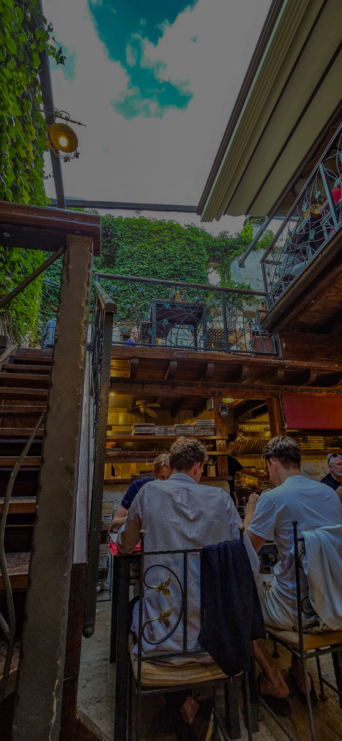 A cute restaurant with an open roof.